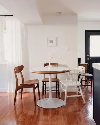 a dining room with a table and chairs at The Dainty Petunia in Picton
