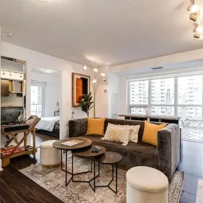 3BR Rooftop Pool Gym Steps to MTCC and CN Tower with Parking