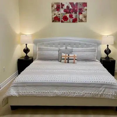 Victoria Family Vacation Home - King Bed Private Yard BBQ Deck Gazebo - 4 Minutes To The Falls