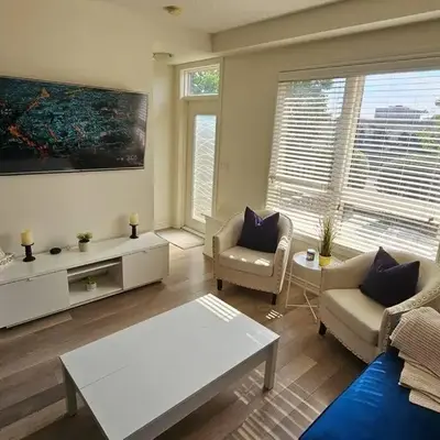 Modern 2BR Townhouse w Patio & Free Parking Family & Work Stays