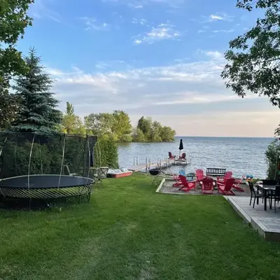 Swing Bridge Cottage on Lake Simcoe - Waterfront