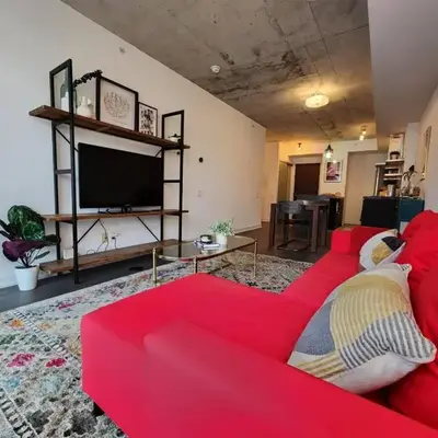Chic 1BDR Loft with Office Space-Heart of Toronto