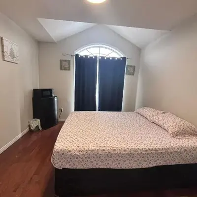 Bright Queen Room close to Sheridan College and Airport