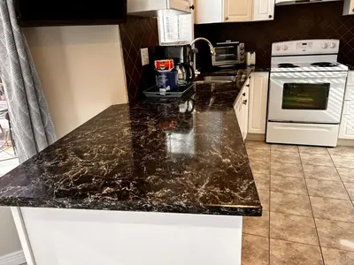a kitchen with a black marble counter top at \u591a\u4f26\u591a\u6e56\u7554\u522b\u5885\u53cc\u4eba\u95f43 in Bowmanville