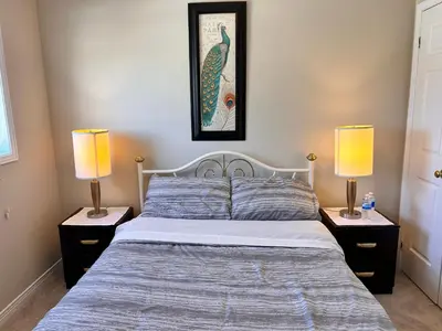 a bedroom with a bed with two lamps on tables at \u591a\u4f26\u591a\u6e56\u7554\u522b\u5885\u53cc\u4eba\u95f43 in Bowmanville