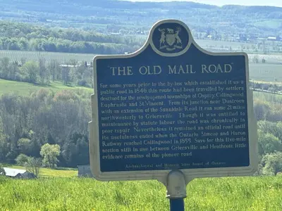 a sign for the old mall road at the top of a hill at 19th Hole Hideaway in Collingwood