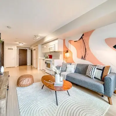 Stylish Downtown Toronto Suite with Free Parking