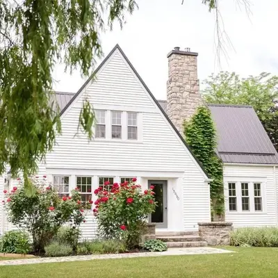 Waterfront Niagara-On-The-Lake Farmhouse on a Vineyard