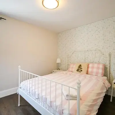 Bright and Quiet Bedroom near Subway