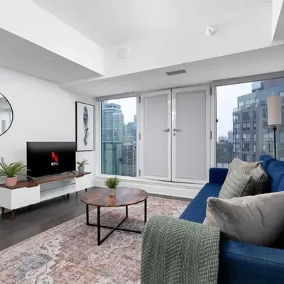 Modern 1BR Condo by Yorkville w Sofa Bed Sleeps 3