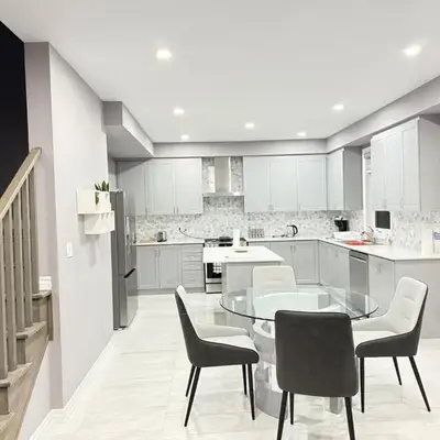 4-Bdrm Comfort with Fireplace mins from Downtown