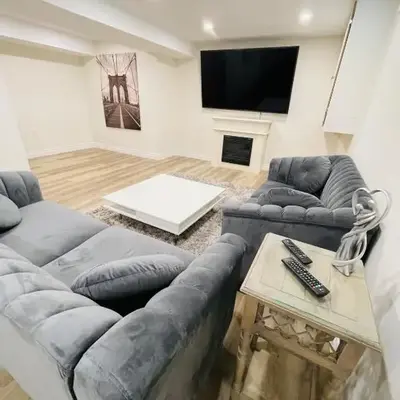 Modern Thorold Apt with Pool Table