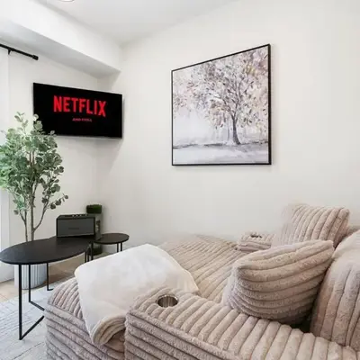 Cozy 2BR Suite with Parking & Close to Niagara Falls and Sleeps 6 Guests