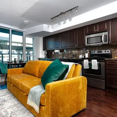 Downtown Cozy 1BR Condo- Steps from Lake & King street