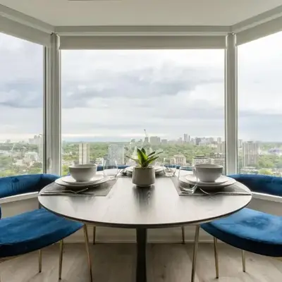 Chic 1BR plus Den Condo Near ROM and CN Tower