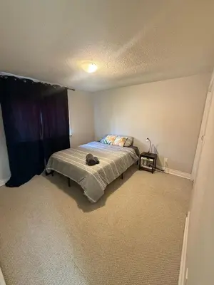 a bedroom with a bed in a room at \u9a6c\u5361\u59c6\u7684\u5bc4\u5bbf\u5bb6\u5ead- Simple Trip To Toronto in Markham