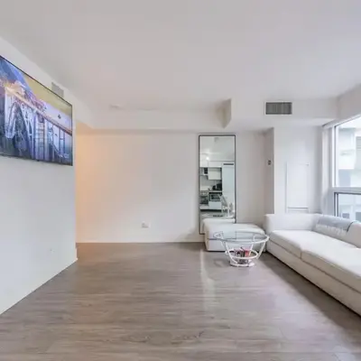 Downtown CN Tower View Condo with Pool Hot tub and Gym