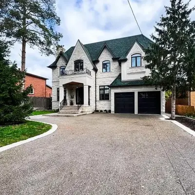 Elegant Home with Yard and Comforts