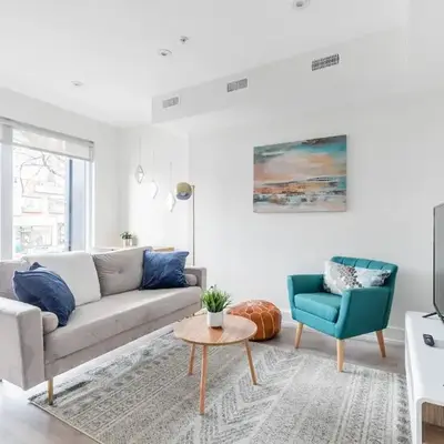 Westend Suites - Stylish 3BR Condo near High Park Trails