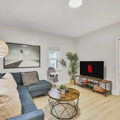 Chic 2 BR Urban Retreat Near Beach Free Parking