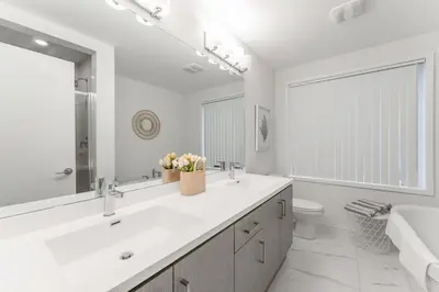 a bathroom with two sinks and a tub and a toilet at Luxury Townhouse in Vaughan in Vaughan