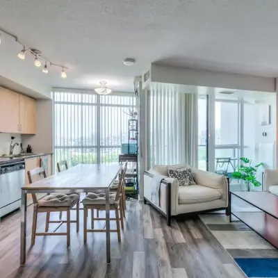 Chic 1BR plus Den Condo with Fast WiFi and Free Parking