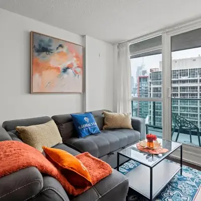 Autumnaly Whisper 2 BR & DEN in the Heart of the City