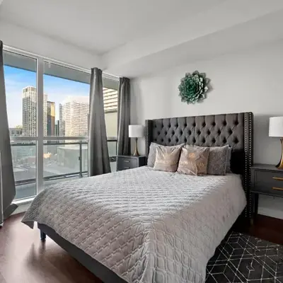 Modern 1Bd & Den Condo with Balcony Lillian St