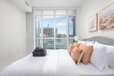 Gallery image of Downtown Escape Stylish Condo with City Views in Toronto