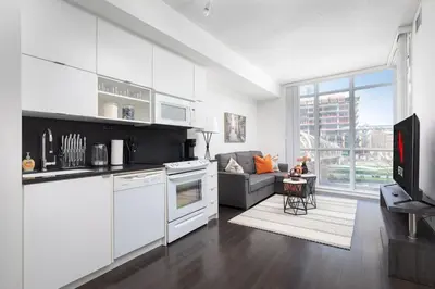 Gallery image of Downtown Escape Stylish Condo with City Views in Toronto