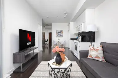 Gallery image of Downtown Escape Stylish Condo with City Views in Toronto