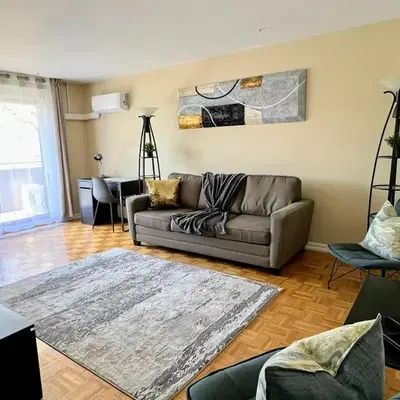 Bright 2 BR pet friendly