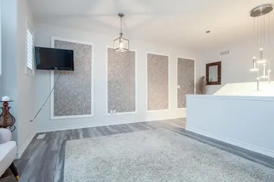 a living room with white walls and a flat screen tv at Comfy 3 Bed woodstock Escape in Woodstock