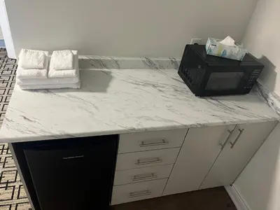 a microwave sitting on top of a counter at Sunrise Motel in Owen Sound
