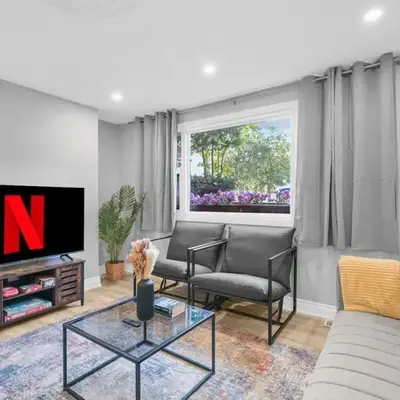 Stylish 3 BR Apt with Free Parking
