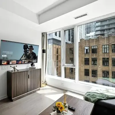 Trendy 1BR in TO Steps to Entertainment & Dining