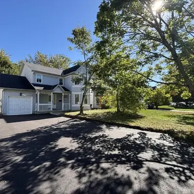 Spacious 2-BR Basement Suite Near Lake Simcoe & Beach Park