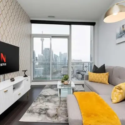 Glamorous City Escape King Bed & CN Tower Views
