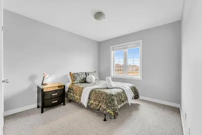 a bedroom with a bed and a window at Cozy Home in Niagara 10 mins from Falls and Brock in Thorold