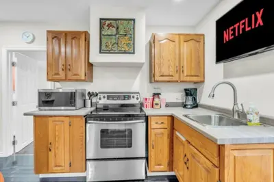 Gallery image of Buddahs Humble Abode Mins to Falls and BBQ Area in Niagara Falls