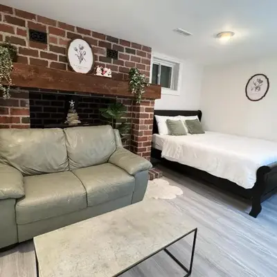 Modern Newly-Renovated Suite Free Parking