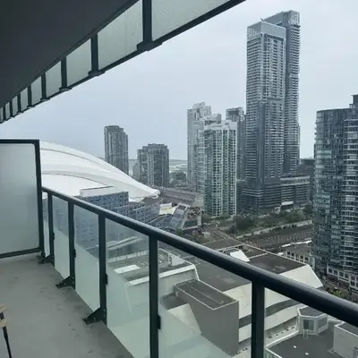 Lush 3 Bedroom Condo by CN Tower - Free Parking