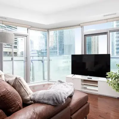 2 bedrooms Downtown Toronto Free parking