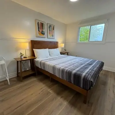 North Barrie !D Stylish and Cozy Private Bedroom with Shared Bathroom