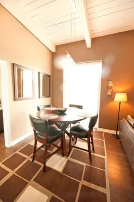 a dining room with a table and chairs at SUPERIOR 2 in Niagara Falls