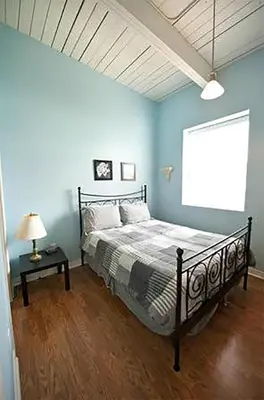 a bedroom with a bed with a blue wall at Superior 4 in Niagara Falls