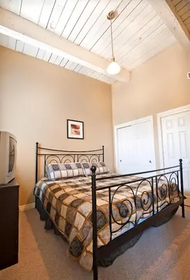 a bedroom with a bed and a tv at Superior 5 in Niagara Falls
