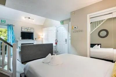 a hotel room with a bed and a television at Whispering Pines - Ski-In-Ou Pool Shuttle in Blue Mountains