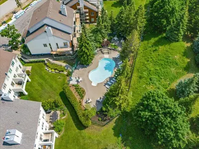 an aerial view of a yard with a swimming pool at Sierra Peaks - Village and Golf retreat in Blue Mountains