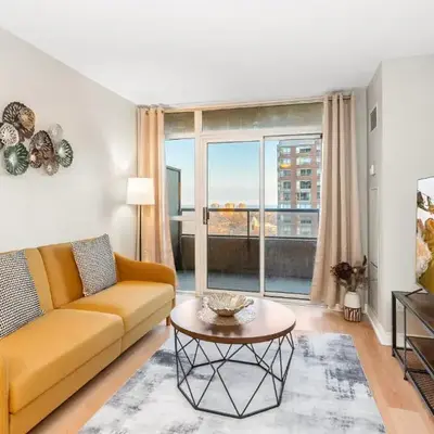 High-Rise Skyline Suite Sleeps 5 Steps to SQ1